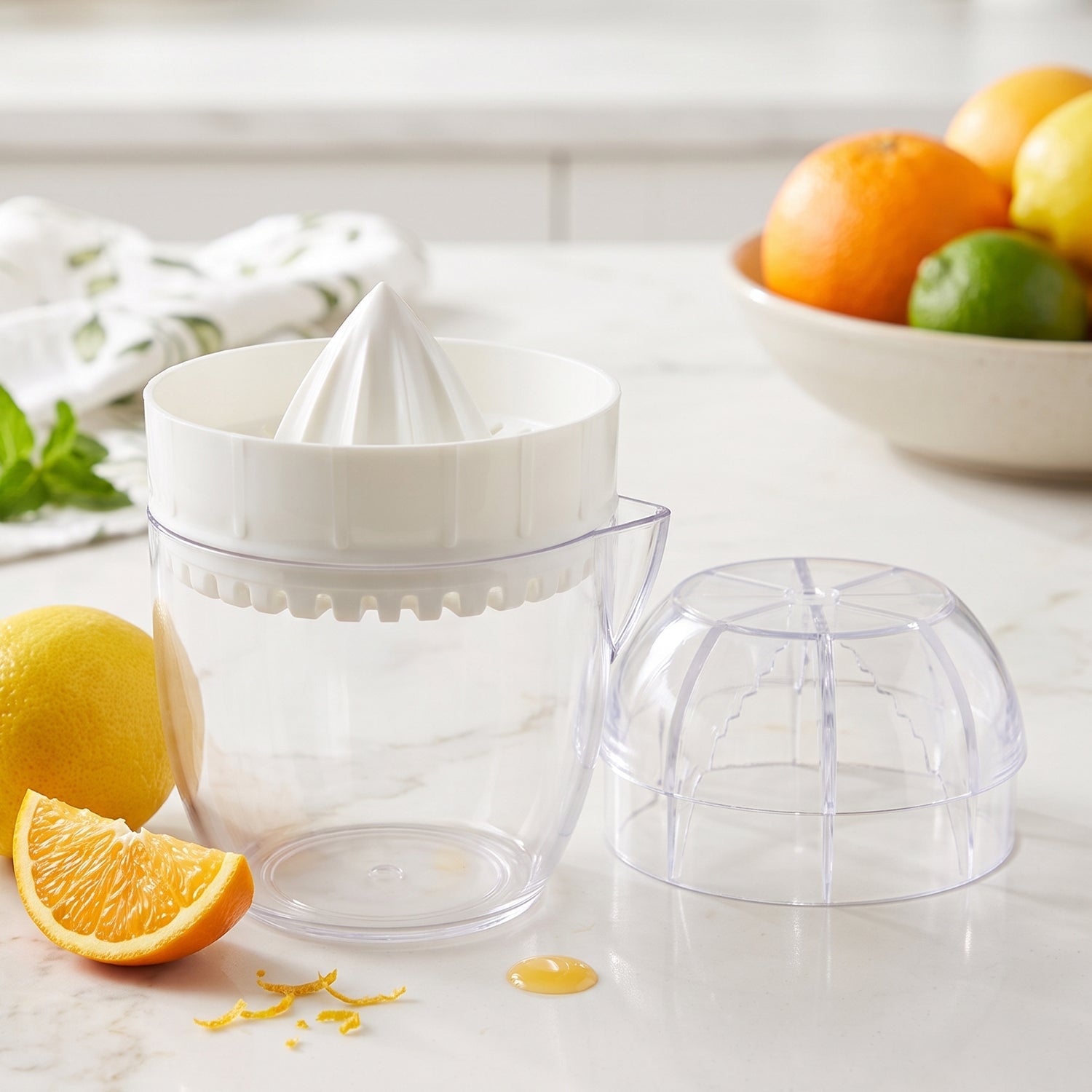 Plastic citrus squeezer set with white press cone and clear cup
