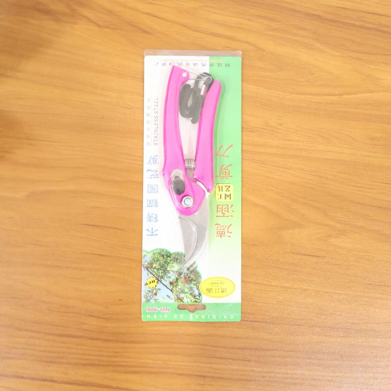 Blister-packaged pink garden pruning scissors with stainless steel blades and wrist strap